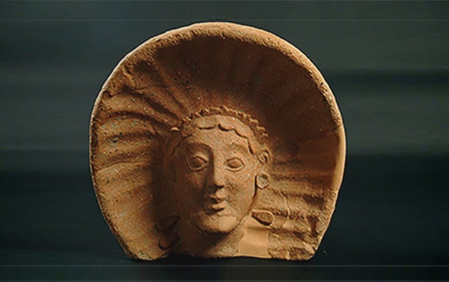  Antefissa a testa femminile del tetto del portico di un edificio residenziale etrusco, dopo il     restauro  